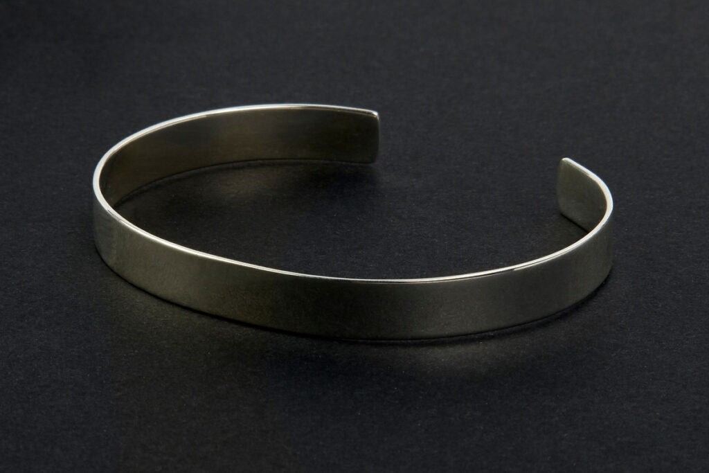 Bracelet lisse en argent, demi jonc ajustable