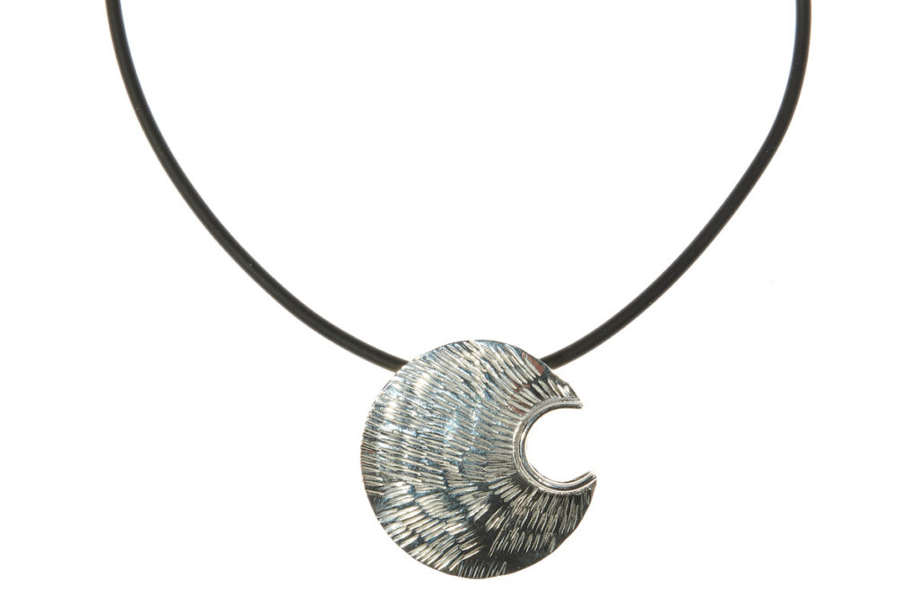 Pendentif lunaire en argent martelé