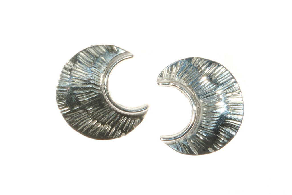 Boucles d'oreilles lunaires en argent martelé