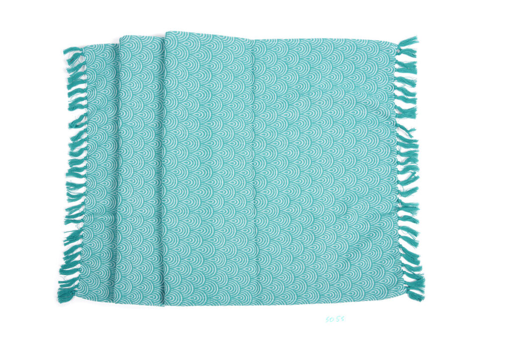 Serviette de bain turquoise aux motifs blancs arrondis en coton bio. Modèle Hammam Small