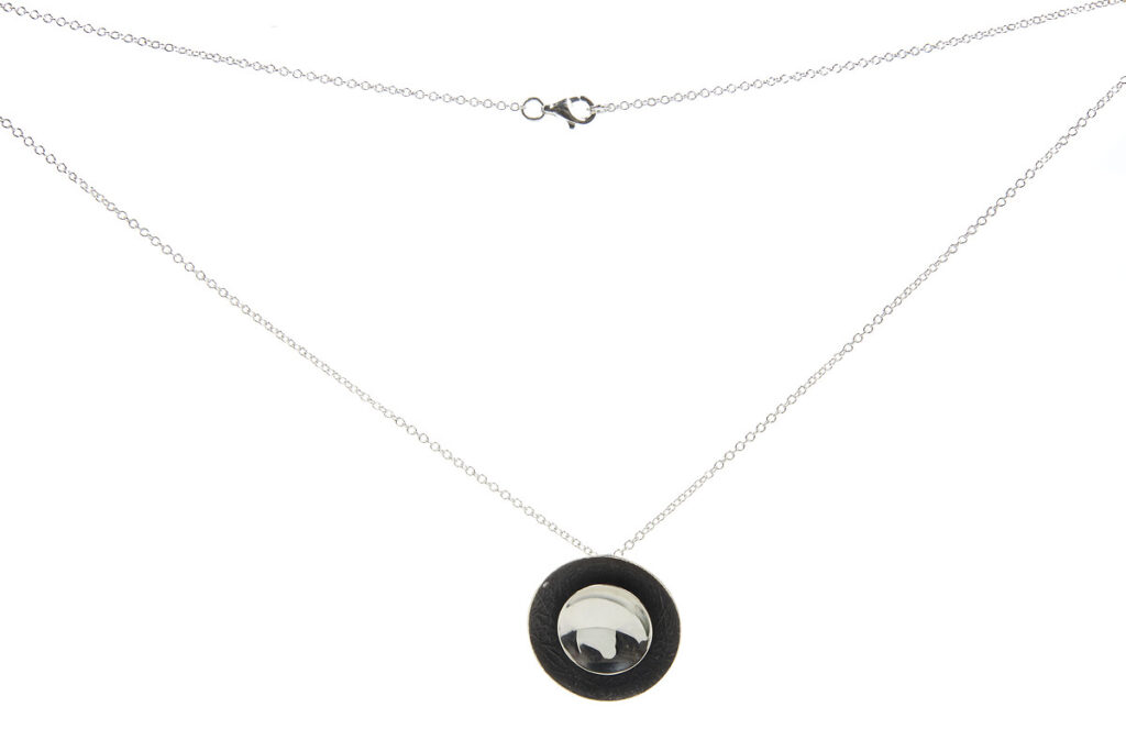 Collier en argent et pendentif noir