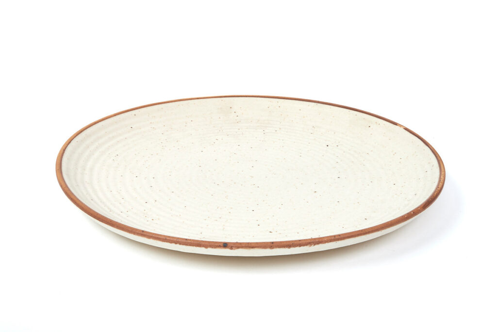 Assiette beige moucheté